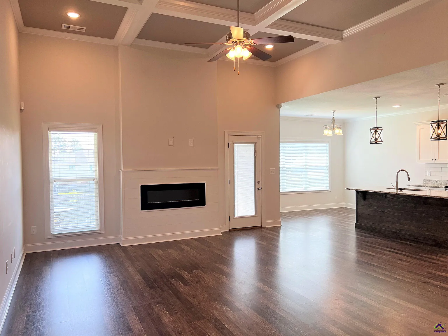 4 bed, 2.0 bath, 1916 sqft, $1,900 — Photo 2