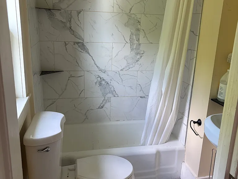 3rd floor bathroom (en suite)