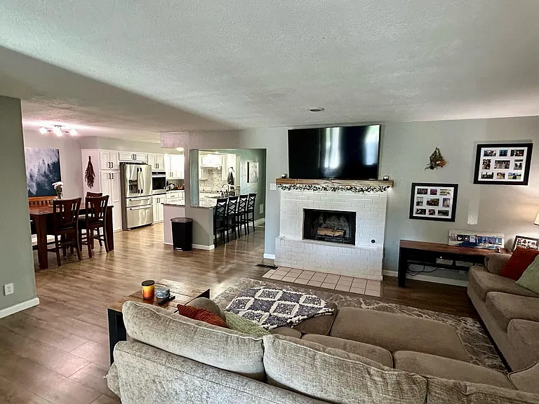 2505 Franklin Dr — Photo 3