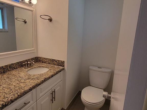 5th image of 1000 NE 191st St #28