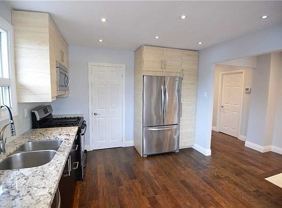 4th image of 1338 Odessa Cres