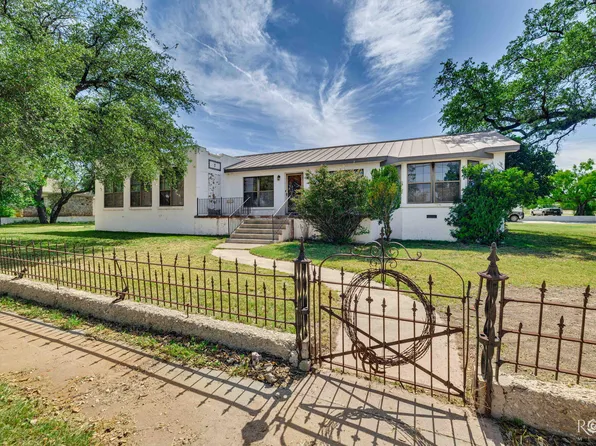 302 S Broadway St, Mertzon, TX 76941