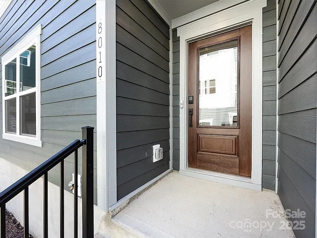 3 bed, 1991 sqft, $3,300 — Photo 2