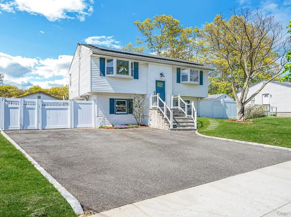 10 Charter Road, Selden, NY 11784