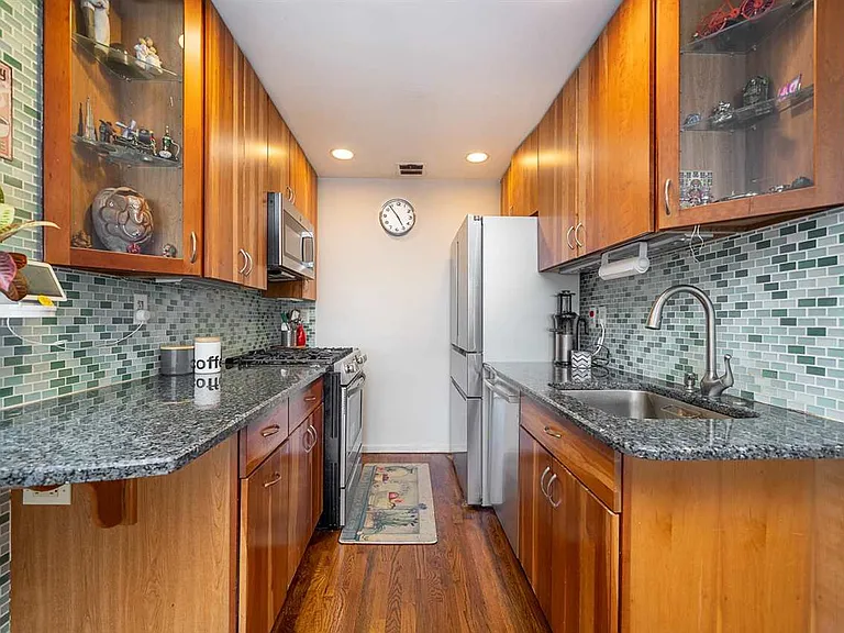 205 10th St #7W — Photo 3