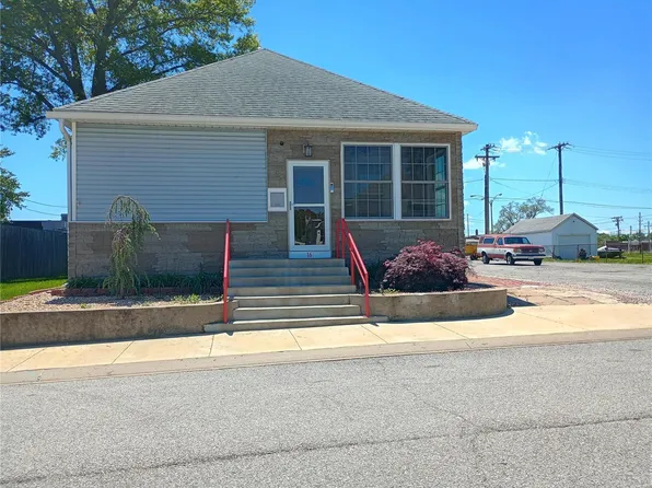 16 W Acton Ave, Wood River, IL 62095