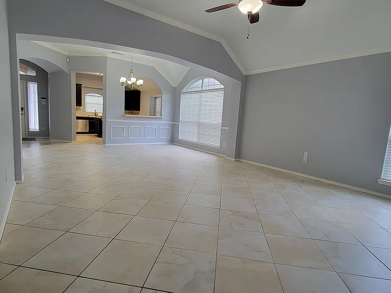 401 Colony Dr — Photo 4
