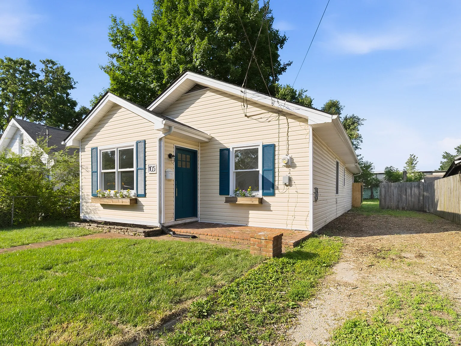 3 bed, 1000 sqft, $2,100 — Photo 2