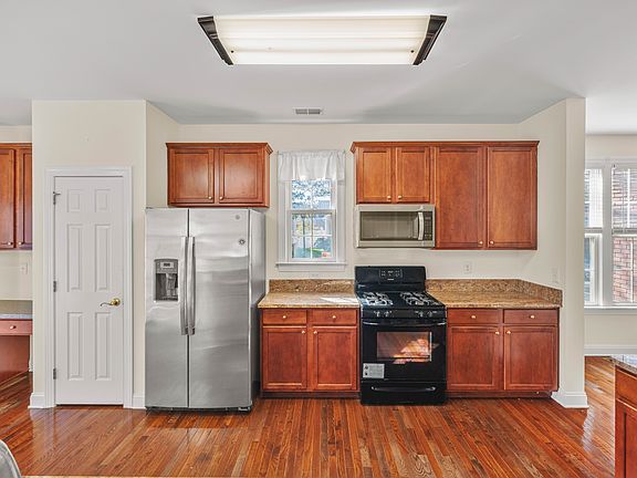 3rd image of 102 Burnet Cres #1
