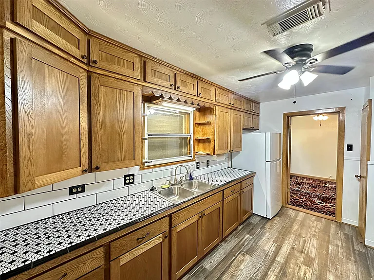 2810 N Houston Dr — Photo 14