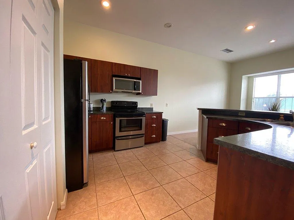 2804 James L Redman Pkwy — Photo 2