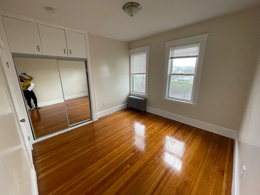 3 bed, 1.0 bath, 1300 sqft, $3,400 — Photo 3