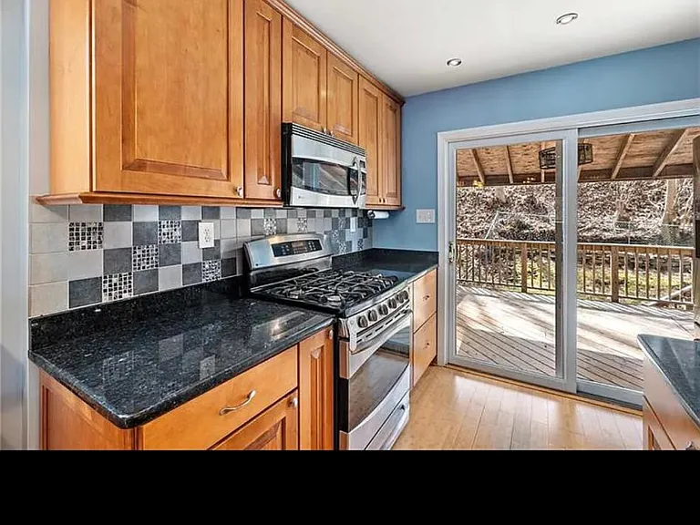 689 Shade Ave — Photo 8