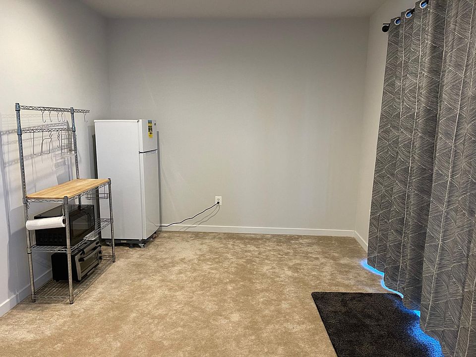 Private entrance,refrigerator and kitchen utility