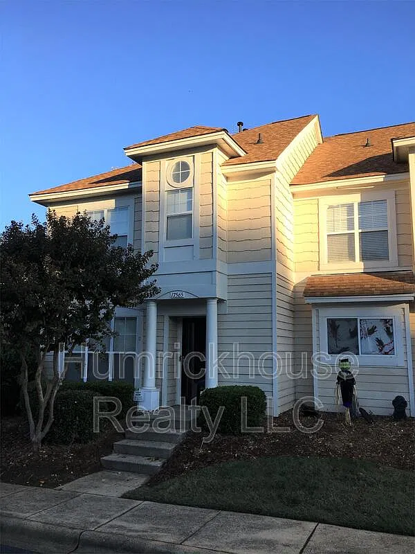 3 bed, 2.0 bath, 1301 sqft, $2,250 — Photo 2