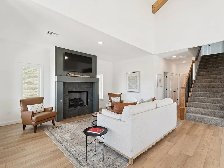 2410 W Charleston St — Photo 13