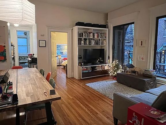 3rd image of 330 W 108th St APT 4