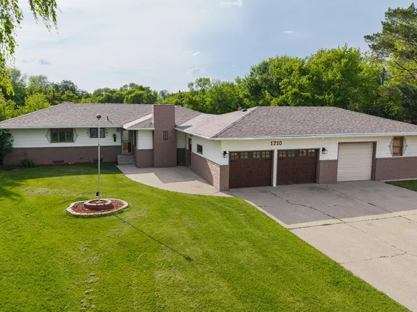 1710 Elmwood Pl, Jamestown, ND 58401
