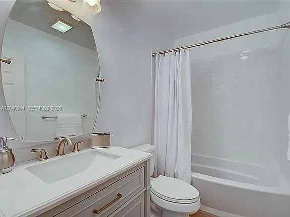2200 NE 66th St #1401 — Photo 8
