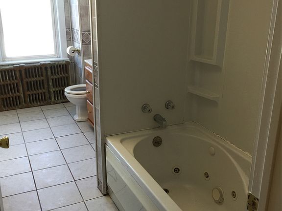 2nd floor bath pic 1