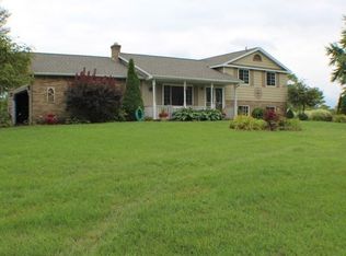 12132 Country Side Dr, Hartland, MI
