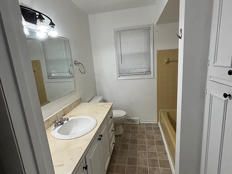 2460 Woodcliff Ave SE — Photo 3