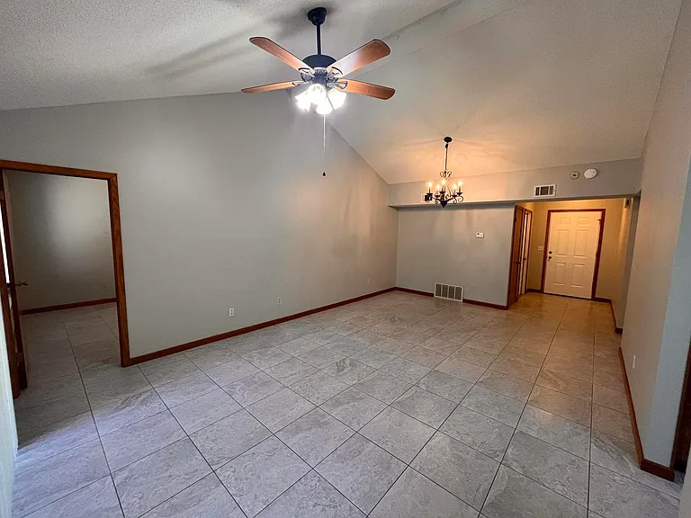 2904 Alpine Pl — Photo 4
