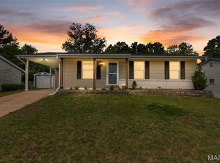 669 Green Hedge Dr, Fenton, MO 63026