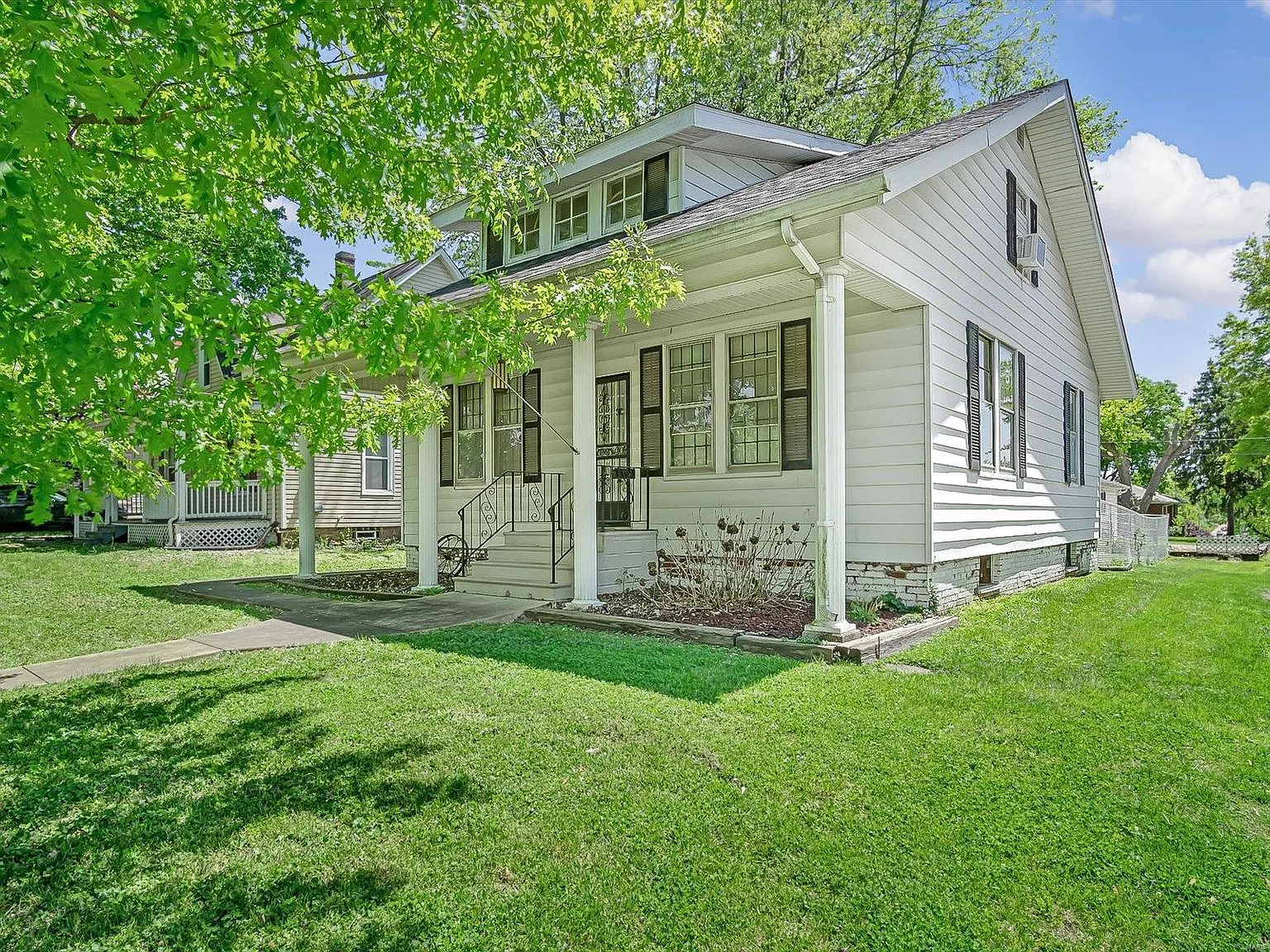 1030 W Clay St photo 1