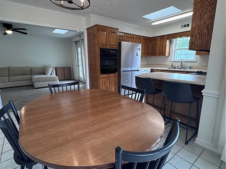 1535 Londonderry Pl — Photo 3