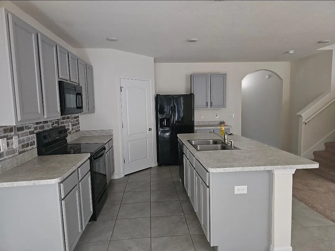 5 bed, 2601 sqft, $2,200 — Photo 3