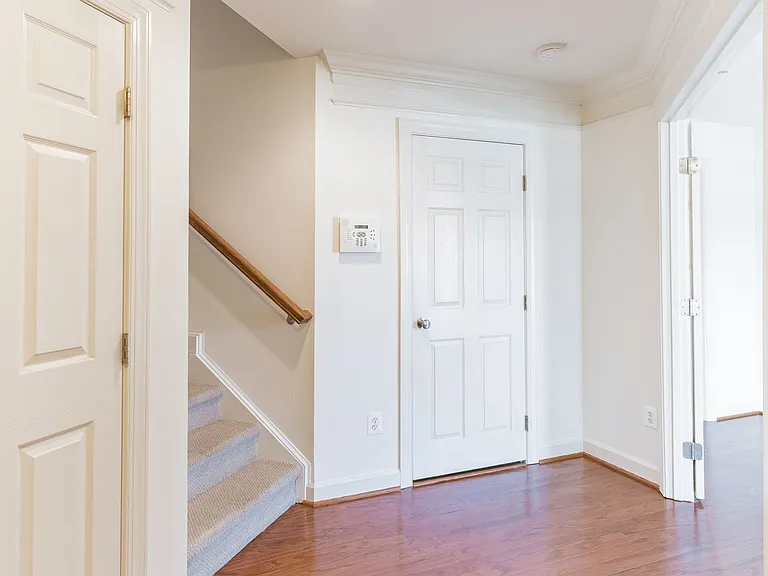 908 W Glebe Rd — Photo 2