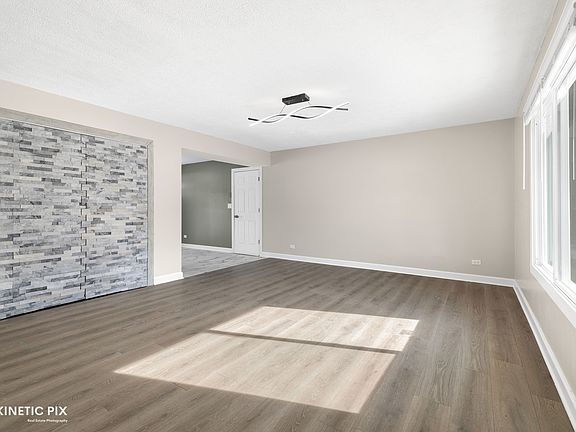 4th image of 1412 W Broadview Ave