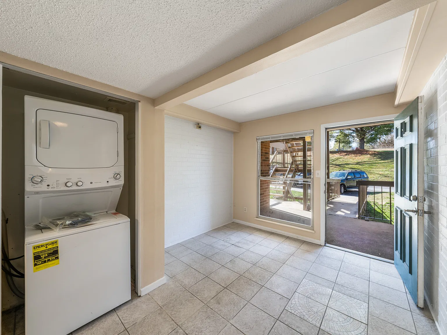 3 bed, 1832 sqft, $1,700 — Photo 2