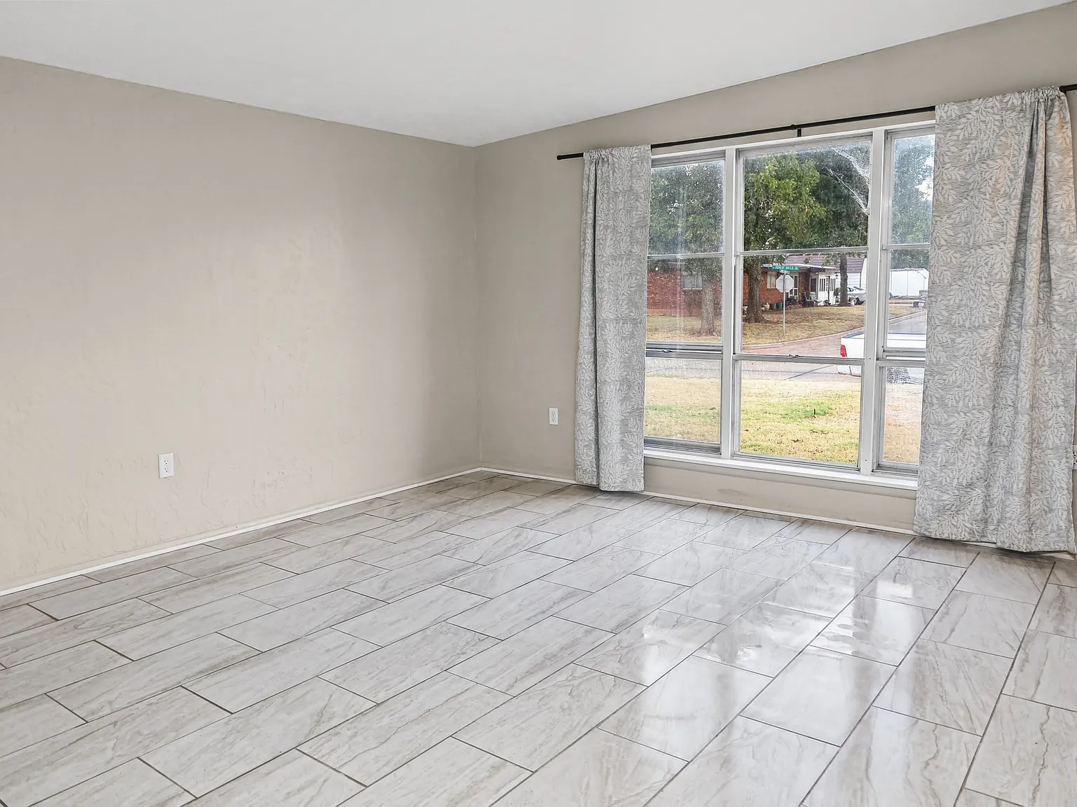 3 bed, 1120 sqft, $1,000 — Photo 2