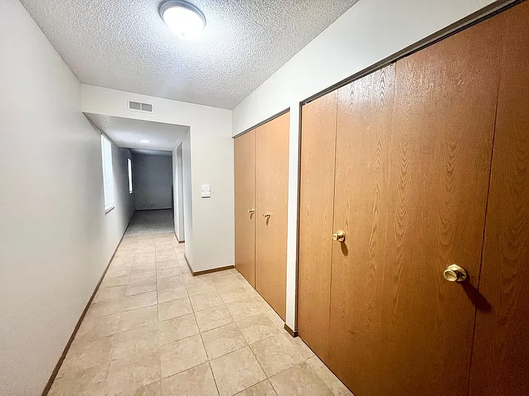 Oakridge Apartments — Photo 16