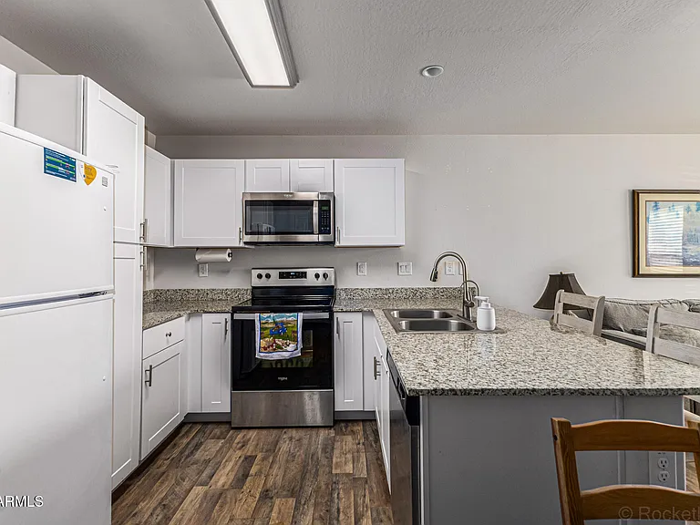 118 W Dewey Ave — Photo 2