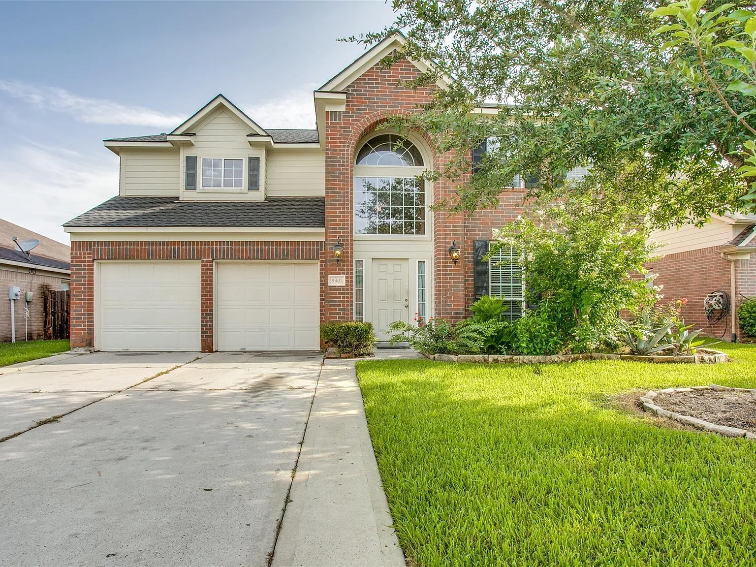 4 bed, 2.5 bath, 3111 sqft, $2,400 — Photo 1