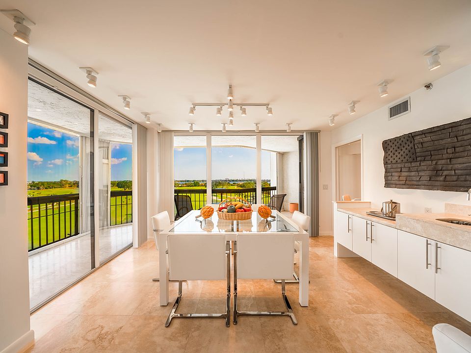 SPECTACULAR DINING AREA 