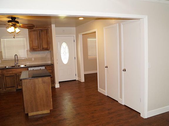 Entry/kitchen