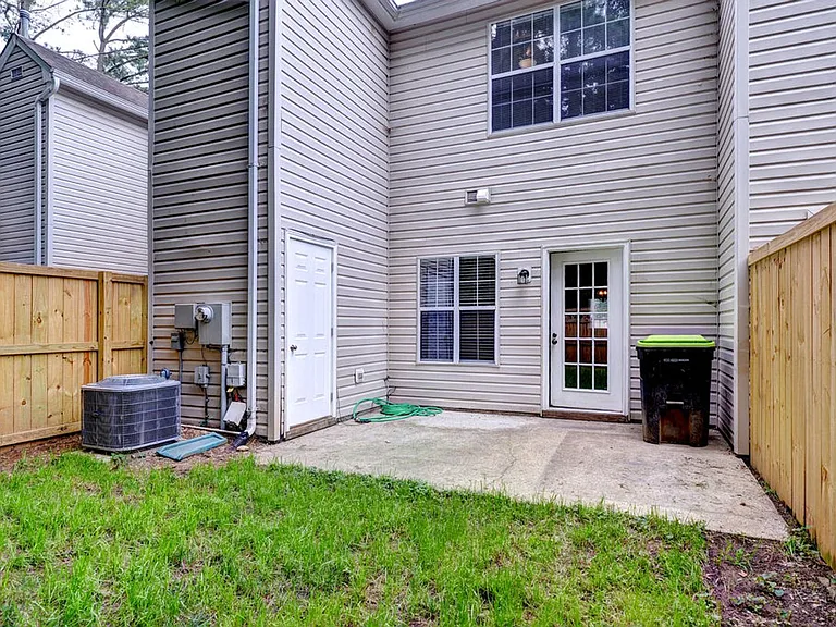 404 Crescent Ct — Photo 23