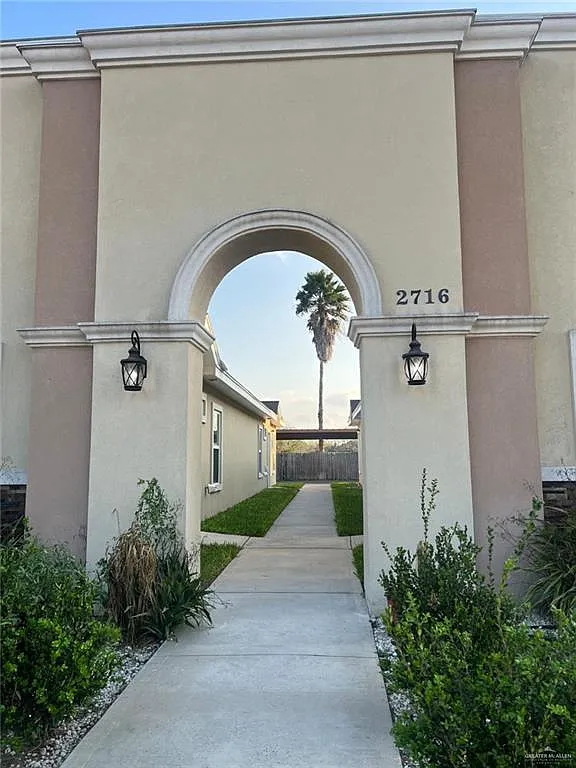 2 bed, 2.0 bath, 3780 sqft, $900 — Photo 2