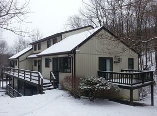 15 Villas Rd, Mount Pocono, PA 18344