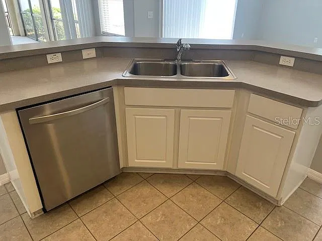 3 bed, 2.0 bath, 2062 sqft, $1,950 — Photo 4