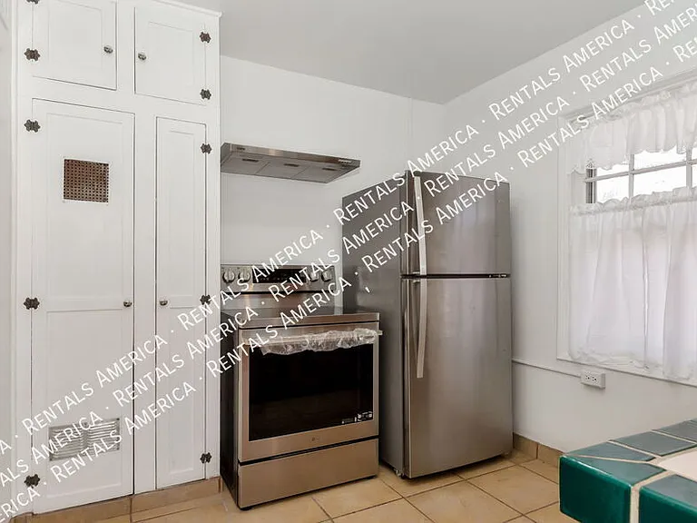 1119 E Silver St — Photo 6