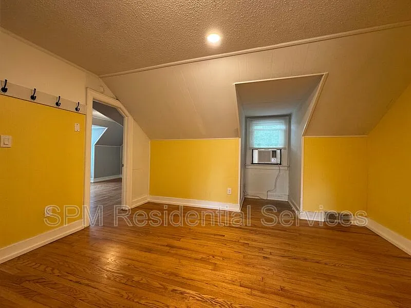 2 bed, 1.0 bath, $1,400 — Photo 4
