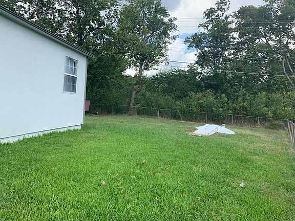3rd image of 554 Loraine Cir