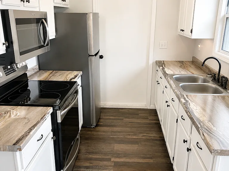 1301 E Oak St — Photo 2
