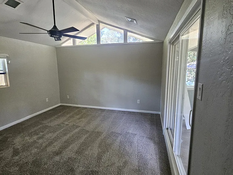 Rosewood Dr — Photo 3