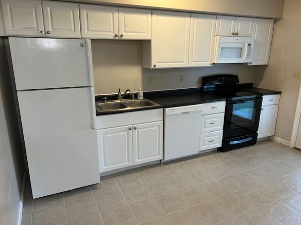 203 Western Ave APT 13, Hampden, ME 04444